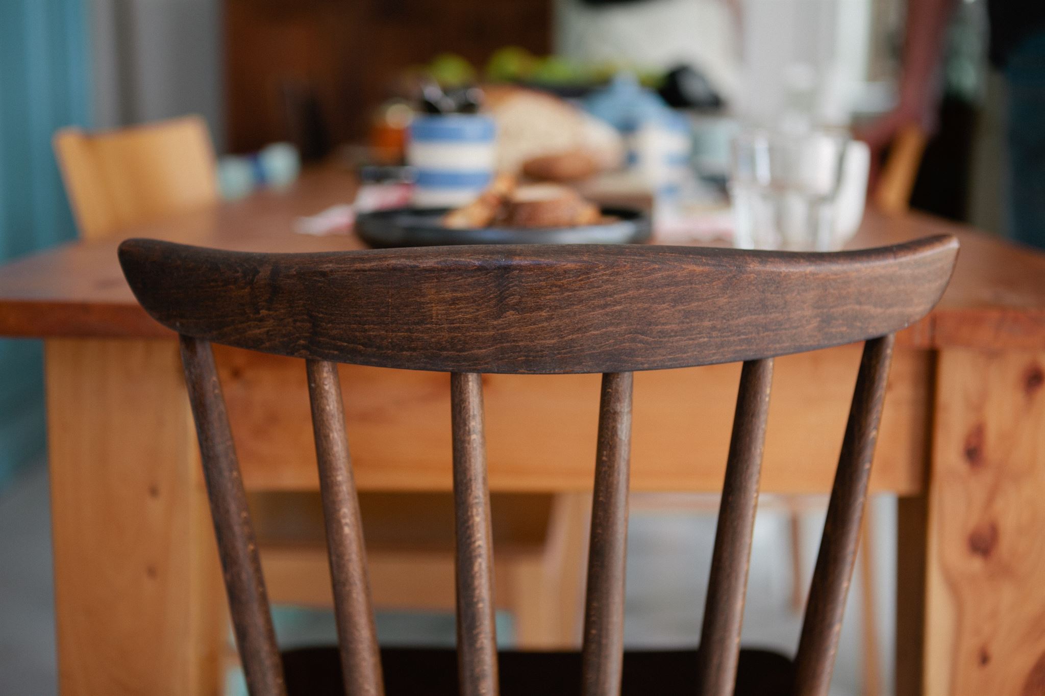 Windsor-chair-at-dining-table
